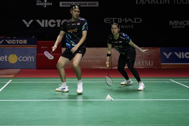 (260123) -- JAKARTA, Jan. 23, 2026 (Xinhua) -- Adnan Maulana (L)/Indah Cahya Sari Jamil of Indonesia compete during the mixed doubles quarterfinal match between Jiang Zhenbang/Wei Yaxin of China and Adnan Maulana/Indah Cahya Sari Jamil of Indonesia at the Indonesia Masters 2026 badminton tournament in Jakarta, Indonesia, Jan. 23, 2026. (Xinhua/Veri Sanovri)
