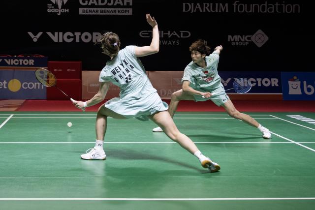 (260123) -- JAKARTA, Jan. 23, 2026 (Xinhua) -- Jiang Zhenbang (R)/Wei Yaxin of China compete during the mixed doubles quarterfinal match between Jiang Zhenbang/Wei Yaxin of China and Adnan Maulana/Indah Cahya Sari Jamil of Indonesia at the Indonesia Masters 2026 badminton tournament in Jakarta, Indonesia, Jan. 23, 2026. (Xinhua/Veri Sanovri)