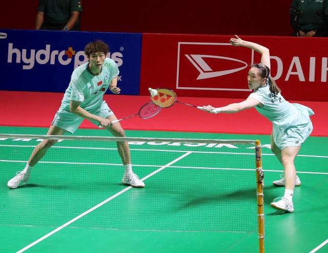 (260123) -- JAKARTA, Jan. 23, 2026 (Xinhua) -- Jiang Zhenbang/Wei Yaxin (R) of China compete during the mixed doubles quarterfinal match between Jiang Zhenbang/Wei Yaxin of China and Adnan Maulana/Indah Cahya Sari Jamil of Indonesia at the Indonesia Masters 2026 badminton tournament in Jakarta, Indonesia, Jan. 23, 2026. (Xinhua/Cen Yunpeng)