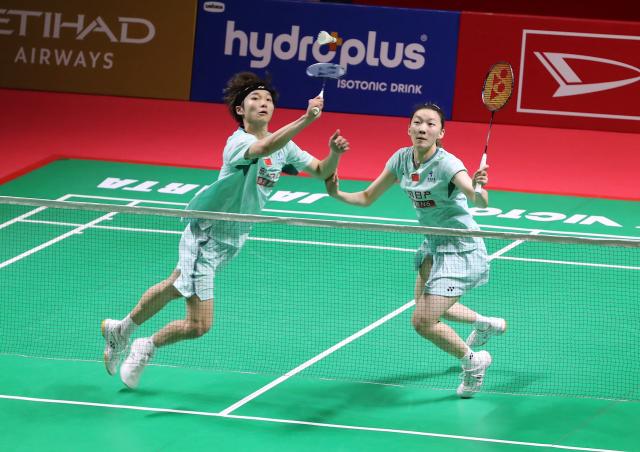 (260123) -- JAKARTA, Jan. 23, 2026 (Xinhua) -- Jiang Zhenbang (L)/Wei Yaxin of China compete during the mixed doubles quarterfinal match between Jiang Zhenbang/Wei Yaxin of China and Adnan Maulana/Indah Cahya Sari Jamil of Indonesia at the Indonesia Masters 2026 badminton tournament in Jakarta, Indonesia, Jan. 23, 2026. (Xinhua/Cen Yunpeng)
