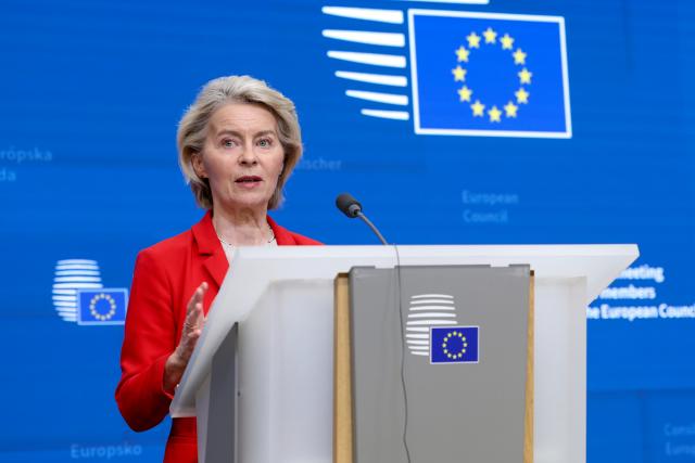 (260123) -- BRUSSELS, Jan. 23, 2026 (Xinhua) -- European Commission President Ursula von der Leyen attends a press conference after an emergency summit held in Brussels, Belgium, Jan. 23, 2026. The EU will soon present a substantive package of investments for Greenland, a self-governing Danish territory, and increase spending on Arctic-adapted defence equipment, von der Leyen said on Friday. (EU/Handout via Xinhua)