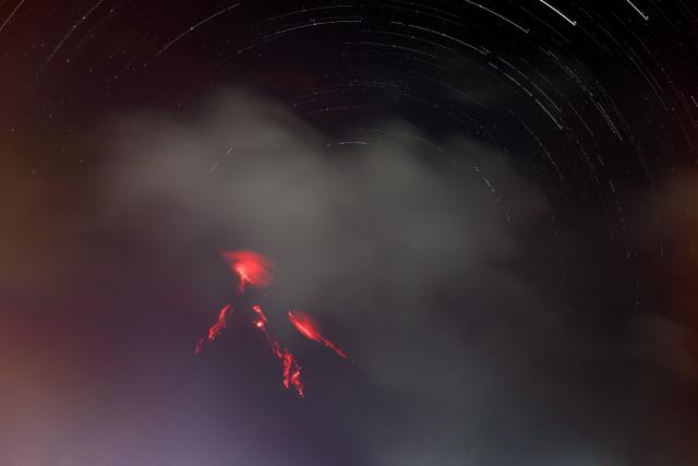 (260123) -- ALBAY PROVINCE, Jan. 23, 2026 (Xinhua) -- This stacked photo taken on Jan. 23, 2026 shows star trails as lava glows on the surface of Mayon Volcano in Albay Province, the Philippines. Mayon Volcano has been in a state of unrest again in recent weeks. (Xinhua/Rouelle Umali)