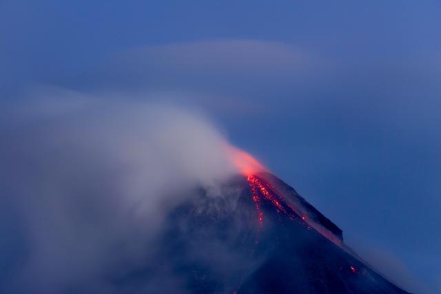 (260123) -- ALBAY PROVINCE, Jan. 23, 2026 (Xinhua) -- Lava glows on the surface of Mayon Volcano in Albay Province, the Philippines, Jan. 23, 2026. Mayon Volcano has been in a state of unrest again in recent weeks. (Xinhua/Rouelle Umali)