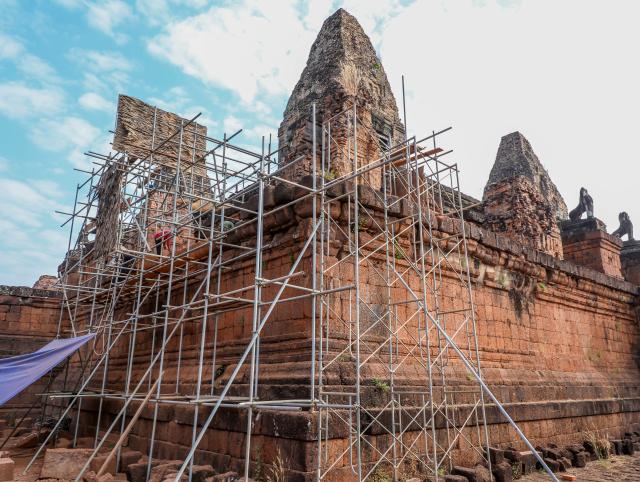 (260123) -- SIEM REAP, Jan. 23, 2026 (Xinhua) -- This photo taken on Jan. 21, 2026 shows the restoration site of a brick tower of Pre Rup temple in Siem Reap province, Cambodia. Archaeologists have been restoring the ruined brick tower and laterite floor of Pre Rup temple in Cambodia's famed Angkor Archaeological Park, the APSARA National Authority (ANA) said in a news release on Friday. (ANA/Handout via Xinhua)