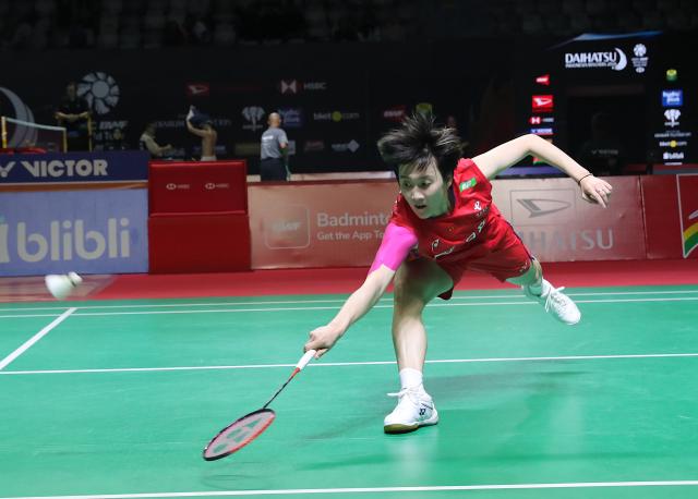 (260123) -- JAKARTA, Jan. 23, 2026 (Xinhua) -- Chen Yufei of China hits a return during the women's singles quarterfinal match between Chen Yufei of China and Pusarla V. Sindhu of India at the Indonesia Masters 2026 badminton tournament in Jakarta, Indonesia, Jan. 23, 2026. (Xinhua/Cen Yunpeng)