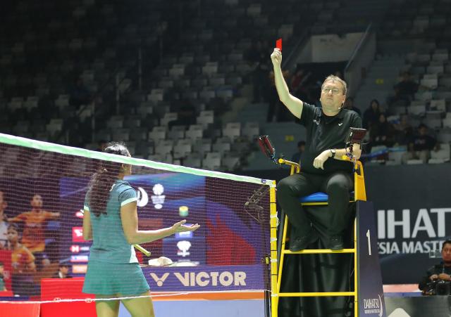 (260123) -- JAKARTA, Jan. 23, 2026 (Xinhua) -- Pusarla V. Sindhu (L) of India receives a red card from referee during the women's singles quarterfinal match between Chen Yufei of China and Pusarla V. Sindhu of India at the Indonesia Masters 2026 badminton tournament in Jakarta, Indonesia, Jan. 23, 2026. (Xinhua/Cen Yunpeng)
