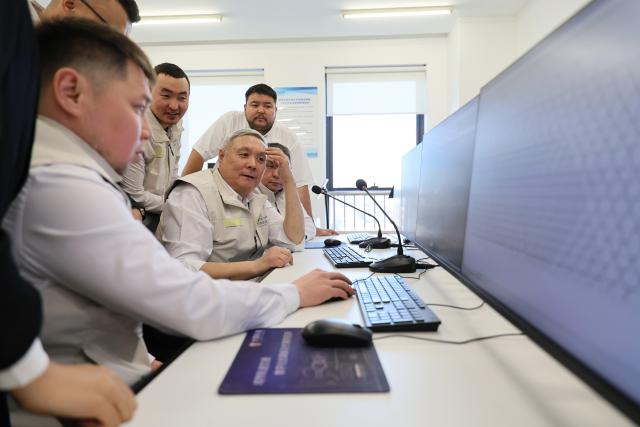 (260123) -- TIANJIN, Jan. 23, 2026 (Xinhua) -- Trainees from Kazakhstan are pictured during a hands-on session at a training center of Tianjin Rail Transit in north China's Tianjin Municipality, Jan. 23, 2026. Some 20 specialist trainees from Kazakhstan recently attended a hands-on training session for operations in light-rail dispatching hosted by the Tianjin Rail Transit. 
  Spanning 21.39 kilometers with 18 stations, the light-rail line in Astana, the first of its kind in Kazakhstan, is fully built based on China's technology protocols. (Xinhua/Li Ran)