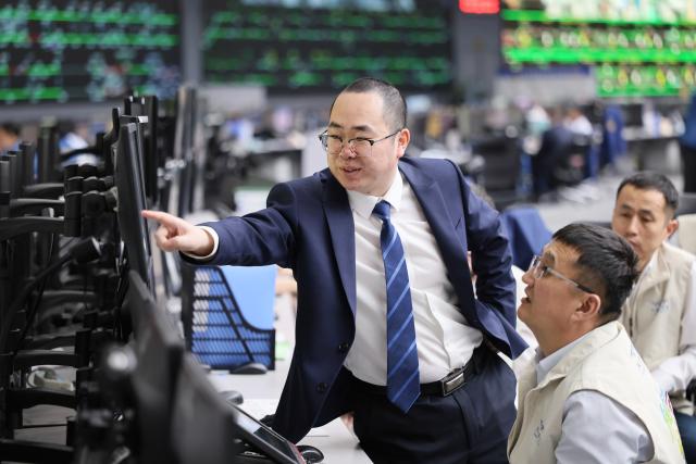 (260123) -- TIANJIN, Jan. 23, 2026 (Xinhua) -- An instructor (L) communicates with a trainee from Kazakhstan at a dispatching center of Tianjin Rail Transit in north China's Tianjin Municipality, Jan. 23, 2026. Some 20 specialist trainees from Kazakhstan recently attended a hands-on training session for operations in light-rail dispatching hosted by the Tianjin Rail Transit. 
  Spanning 21.39 kilometers with 18 stations, the light-rail line in Astana, the first of its kind in Kazakhstan, is fully built based on China's technology protocols. (Xinhua/Li Ran)