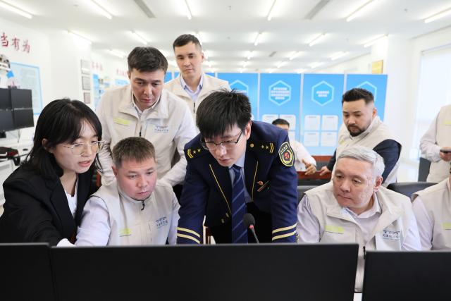 (260123) -- TIANJIN, Jan. 23, 2026 (Xinhua) -- Trainees from Kazakhstan are pictured during a hands-on session at a training center of Tianjin Rail Transit in north China's Tianjin Municipality, Jan. 23, 2026. Some 20 specialist trainees from Kazakhstan recently attended a hands-on training session for operations in light-rail dispatching hosted by the Tianjin Rail Transit. 
  Spanning 21.39 kilometers with 18 stations, the light-rail line in Astana, the first of its kind in Kazakhstan, is fully built based on China's technology protocols. (Xinhua/Li Ran)