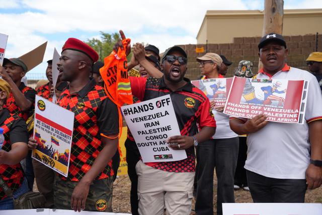 (260123) -- CAPE TOWN, Jan. 23, 2026 (Xinhua) -- People take part in an anti-imperialist demonstration outside the Consulate General of the U.S. in Cape Town, South Africa, Jan. 22, 2026. An anti-imperialist demonstration was held outside the Consulate General of the U.S. in South Africa's Cape Town on Thursday to protest the U.S. invasion of Venezuela and call for the immediate release of Venezuelan President Nicolas Maduro and his wife.
   TO GO WITH "Feature: Anti-imperialist protest held outside U.S. Consulate in South Africa" (Xinhua/Wang Lei)