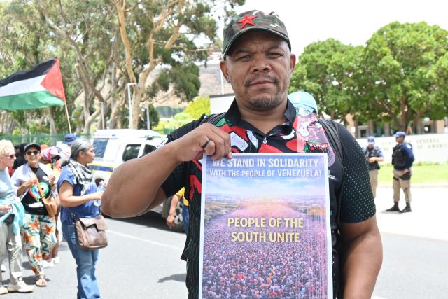 (260123) -- CAPE TOWN, Jan. 23, 2026 (Xinhua) -- A man takes part in an anti-imperialist demonstration outside the Consulate General of the U.S. in Cape Town, South Africa, Jan. 22, 2026. An anti-imperialist demonstration was held outside the Consulate General of the U.S. in South Africa's Cape Town on Thursday to protest the U.S. invasion of Venezuela and call for the immediate release of Venezuelan President Nicolas Maduro and his wife.
   TO GO WITH "Feature: Anti-imperialist protest held outside U.S. Consulate in South Africa" (Xinhua/Deng Bingxue)
