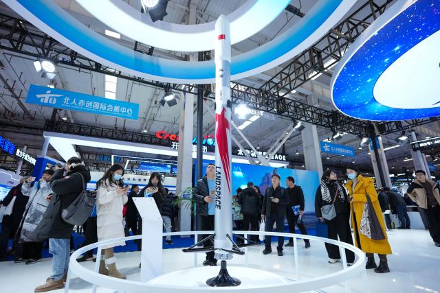 (260123) -- BEIJING, Jan. 23, 2026 (Xinhua) -- People visit the model of reusable Zhuque-3 rocket at the 2026 Beijing International Commercial Space Exhibition in Beijing, capital of China, Jan. 23, 2026. The exhibition kicked off here on Friday. (Xinhua/Ju Huanzong)