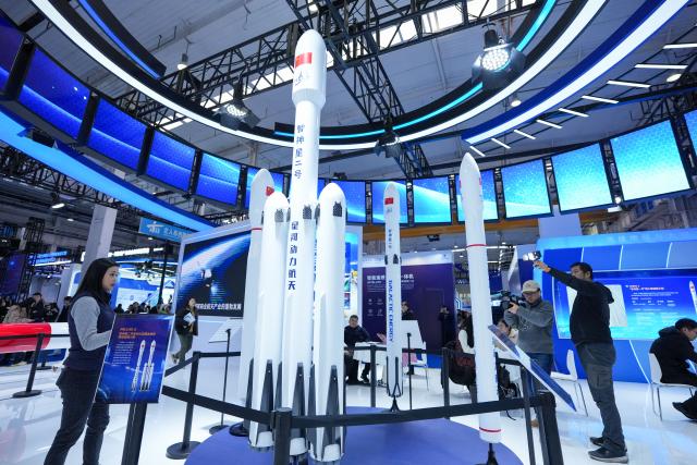 (260123) -- BEIJING, Jan. 23, 2026 (Xinhua) -- People visit the 2026 Beijing International Commercial Space Exhibition in Beijing, capital of China, Jan. 23, 2026. The exhibition kicked off here on Friday. (Xinhua/Ju Huanzong)