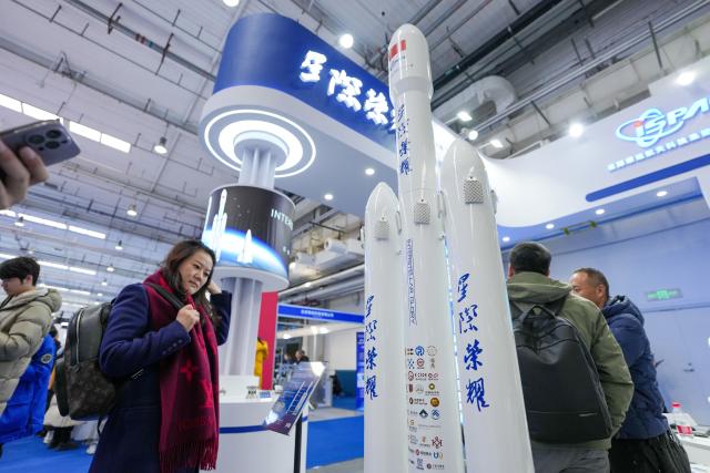(260123) -- BEIJING, Jan. 23, 2026 (Xinhua) -- People visit the booth of Interstellar Glory at the 2026 Beijing International Commercial Space Exhibition in Beijing, capital of China, Jan. 23, 2026. The exhibition kicked off here on Friday. (Xinhua/Ju Huanzong)