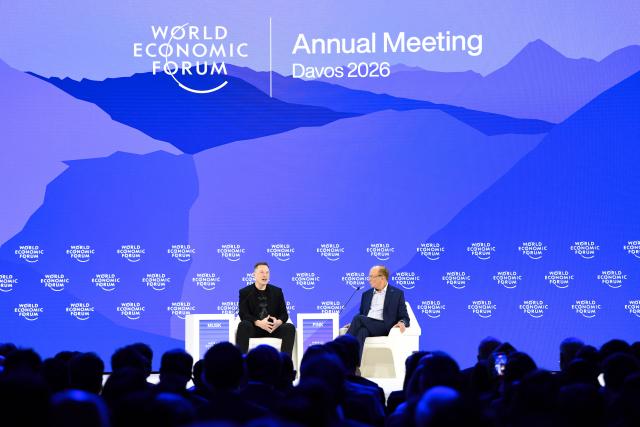 (260123) -- DAVOS, Jan. 23, 2026 (Xinhua) -- U.S. entrepreneur Elon Musk (L) speaks at the World Economic Forum (WEF) Annual Meeting 2026 in Davos, Switzerland, Jan. 22, 2026. (Xinhua/Lian Yi)