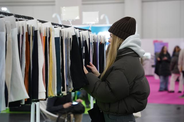 (260123) -- NEW YORK, Jan. 23, 2026 (Xinhua) -- A visitor checks textile samples at a booth of Texworld NYC, a textile sourcing trade show, in New York City, the United States, on Jan. 20, 2026. Multiple rounds of tariffs and growing policy uncertainty are reshaping global textile sourcing, placing mounting pressure on manufacturers and brands.
  TO GO WITH "Feature: Tariffs, policy uncertainty pressure U.S. textile supply chain" (Photo by Li Xirui/Xinhua)