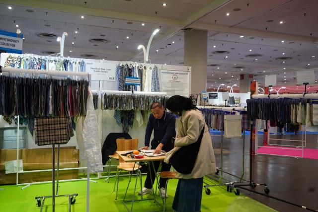 (260123) -- NEW YORK, Jan. 23, 2026 (Xinhua) -- A visitor (R) communicates with an exhibitor at a booth of Texworld NYC, a textile sourcing trade show, in New York City, the United States, on Jan. 20, 2026. Multiple rounds of tariffs and growing policy uncertainty are reshaping global textile sourcing, placing mounting pressure on manufacturers and brands.
  TO GO WITH "Feature: Tariffs, policy uncertainty pressure U.S. textile supply chain" (Photo by Li Xirui/Xinhua)