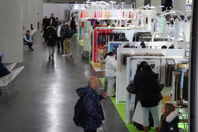 (260123) -- NEW YORK, Jan. 23, 2026 (Xinhua) -- Visitors are pictured at Texworld NYC, a textile sourcing trade show, in New York City, the United States, on Jan. 20, 2026. Multiple rounds of tariffs and growing policy uncertainty are reshaping global textile sourcing, placing mounting pressure on manufacturers and brands.
  TO GO WITH "Feature: Tariffs, policy uncertainty pressure U.S. textile supply chain" (Photo by Li Xirui/Xinhua)