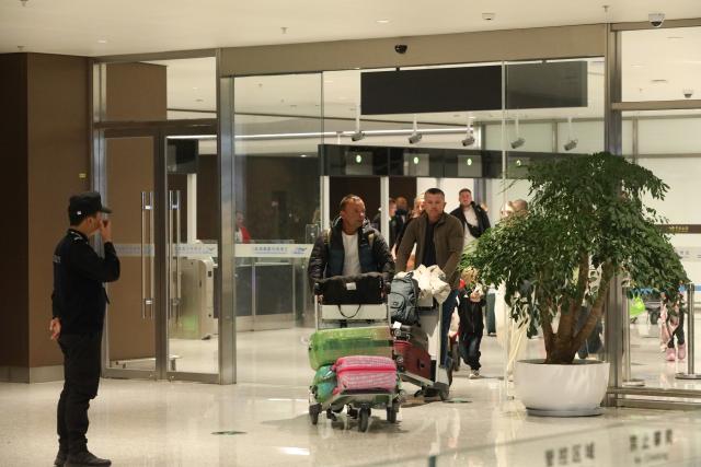 (260123) -- LANZHOU, Jan. 23, 2026 (Xinhua) -- Passengers of the ZF2998 flight are pictured after immigration clearance at Lanzhou Zhongchuan International Airport in Lanzhou, northwest China's Gansu Province, Jan. 23, 2026.
  An Azur Air flight carrying 246 people made an emergency landing in Lanzhou, capital of northwest China's Gansu Province, after issuing a distress signal on Friday, the city airport said.
   The ZF2998 flight from Phuket in Thailand to Barnaul of Russia landed safely at 4:51 p.m. at Lanzhou Zhongchuan International Airport. All 239 passengers and seven crew members on board were unharmed.
   The emergency was caused by a right-side engine malfunction on the aircraft, a Boeing 757-200, according to the airport, which is organizing coordination efforts. (Xinhua/Zhang Zhimin)