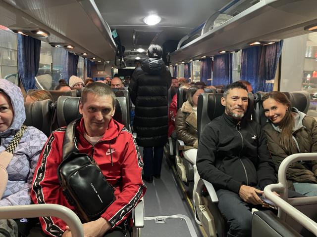 (260123) -- LANZHOU, Jan. 23, 2026 (Xinhua) -- Passengers of the ZF2998 flight are pictured on a bus at Lanzhou Zhongchuan International Airport in Lanzhou, northwest China's Gansu Province, Jan. 23, 2026.
  An Azur Air flight carrying 246 people made an emergency landing in Lanzhou, capital of northwest China's Gansu Province, after issuing a distress signal on Friday, the city airport said.
   The ZF2998 flight from Phuket in Thailand to Barnaul of Russia landed safely at 4:51 p.m. at Lanzhou Zhongchuan International Airport. All 239 passengers and seven crew members on board were unharmed.
   The emergency was caused by a right-side engine malfunction on the aircraft, a Boeing 757-200, according to the airport, which is organizing coordination efforts. (Xinhua/Cheng Nan)