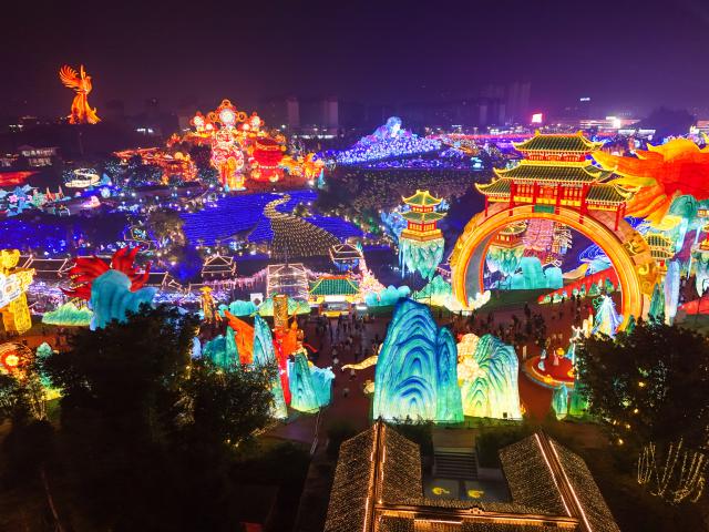 (260123) -- ZIGONG, Jan. 23, 2026 (Xinhua) -- An aerial drone photo taken on Jan. 23, 2026 shows lanterns during the 32nd Zigong International Dinosaur Lantern Show in Zigong, southwest China's Sichuan Province. All lanterns displayed at the show were lit up on Friday evening. This year's show features 11  groups of large light sets and more than 200 groups of small and medium-sized light sets. (Xinhua/Wang Xi)