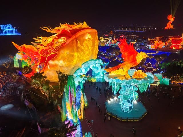 (260123) -- ZIGONG, Jan. 23, 2026 (Xinhua) -- An aerial drone photo taken on Jan. 23, 2026 shows lanterns during the 32nd Zigong International Dinosaur Lantern Show in Zigong, southwest China's Sichuan Province. All lanterns displayed at the show were lit up on Friday evening. This year's show features 11  groups of large light sets and more than 200 groups of small and medium-sized light sets. (Xinhua/Wang Xi)