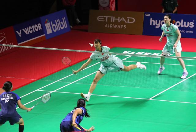 (260123) -- JAKARTA, Jan. 23, 2026 (Xinhua) -- Luo Xumin (1st R)/Wang Yiduo (2nd R) compete during the women's doubles quarterfinal match between Luo Xumin/Wang Yiduo of China and Rachel Allessya Rose/Febi Setianingrum of Indonesia at the Indonesia Masters 2026 badminton tournament in Jakarta, Indonesia, Jan. 23, 2026. (Xinhua/Cen Yunpeng)
