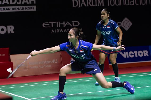 (260123) -- JAKARTA, Jan. 23, 2026 (Xinhua) -- Rachel Allessya Rose (L)/Febi Setianingrum compete during the women's doubles quarterfinal match between Luo Xumin/Wang Yiduo of China and Rachel Allessya Rose/Febi Setianingrum of Indonesia at the Indonesia Masters 2026 badminton tournament in Jakarta, Indonesia, Jan. 23, 2026. (Xinhua/Veri Sanovri)