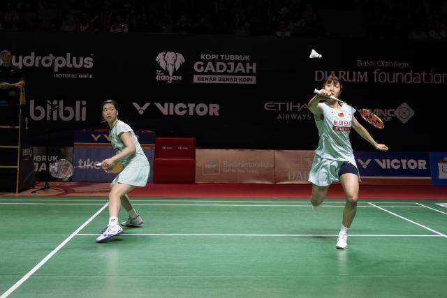 (260123) -- JAKARTA, Jan. 23, 2026 (Xinhua) -- Luo Xumin/Wang Yiduo (R) compete during the women's doubles quarterfinal match between Luo Xumin/Wang Yiduo of China and Rachel Allessya Rose/Febi Setianingrum of Indonesia at the Indonesia Masters 2026 badminton tournament in Jakarta, Indonesia, Jan. 23, 2026. (Xinhua/Veri Sanovri)