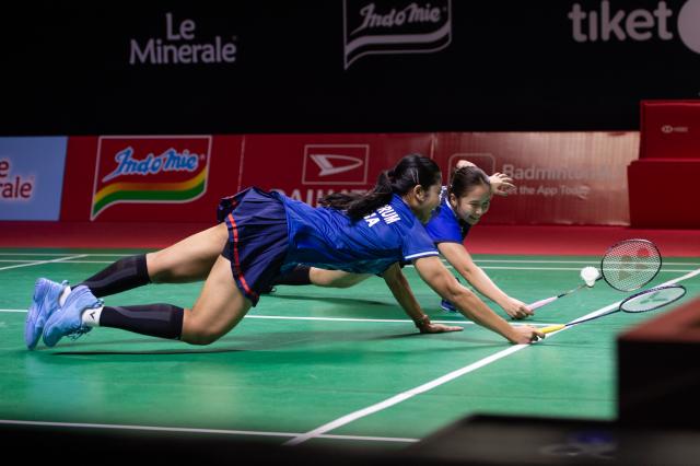 (260123) -- JAKARTA, Jan. 23, 2026 (Xinhua) -- Rachel Allessya Rose/Febi Setianingrum (L) compete during the women's doubles quarterfinal match between Luo Xumin/Wang Yiduo of China and Rachel Allessya Rose/Febi Setianingrum of Indonesia at the Indonesia Masters 2026 badminton tournament in Jakarta, Indonesia, Jan. 23, 2026. (Xinhua/Veri Sanovri)