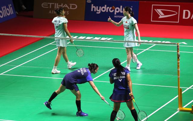 (260123) -- JAKARTA, Jan. 23, 2026 (Xinhua) -- Luo Xumin (R) gestures to Wang Yiduo during the women's doubles quarterfinal match between Luo Xumin/Wang Yiduo of China and Rachel Allessya Rose/Febi Setianingrum of Indonesia at the Indonesia Masters 2026 badminton tournament in Jakarta, Indonesia, Jan. 23, 2026. (Xinhua/Cen Yunpeng)