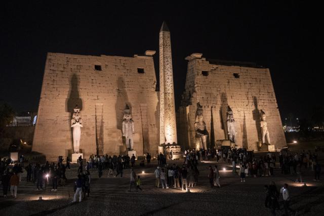 (260123) -- LUXOR, Jan. 23, 2026 (Xinhua) -- Tourists visit the Luxor Temple at night in Luxor, Egypt, Jan. 23, 2026. (Xinhua/Xin Mengchen)
