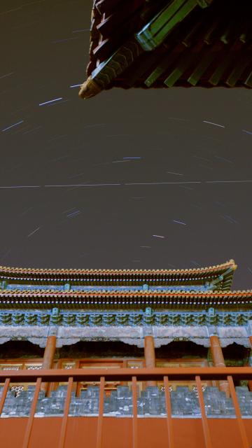 (260124) -- BEIJING, Jan. 24, 2026 (Xinhua) -- This photo taken with a smart telescope captures the trail of China's space station, appearing as a horizontal line across the center of the frame, over the Palace Museum in Beijing, capital of China, on Jan. 24, 2026. (Xinhua/Xing Guangli)