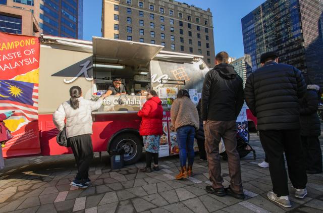 (260124) -- VANCOUVER, Jan. 24, 2026 (Xinhua) -- People line up in front of a food truck during the "Street Food City" event in Vancouver, British Columbia, Canada, Jan. 23, 2026. (Photo by Liang Sen/Xinhua)