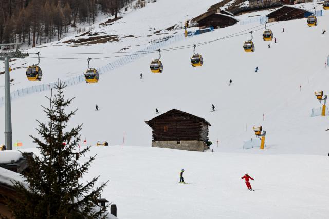 (260124) -- LIVIGNO, Jan. 24, 2026 (Xinhua) -- People ski in Livigno, Italy, March 13, 2025. The 2026 Milan-Cortina Olympic Winter Games will run from February 6 to 22. (Xinhua/Li Jing)