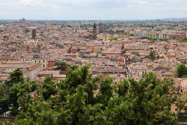 (260124) -- VERONA, Jan. 24, 2026 (Xinhua) -- This photo taken on May 5, 2025 shows a city view of Verona, Italy. The 2026 Milan-Cortina Olympic Winter Games will run from February 6 to 22. (Xinhua/Li Jing)