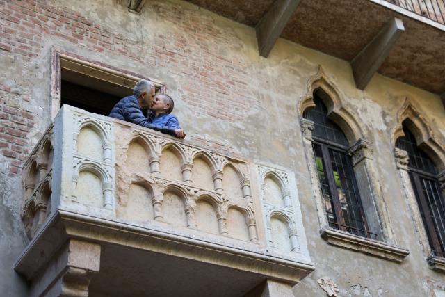 (260124) -- VERONA, Jan. 24, 2026 (Xinhua) -- A couple kiss on the balcony of Giulietta at Casa di Giulietta in Verona, Italy, May 6, 2025. The 2026 Milan-Cortina Olympic Winter Games will run from February 6 to 22. (Xinhua/Li Jing)