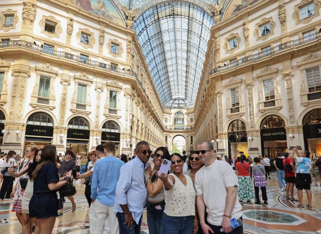 (260124) -- MILAN, Jan. 24, 2026 (Xinhua) -- People take selfie at the Galleria Vittorio Emanuele II in Milan, Italy, Sept. 19, 2025. The 2026 Milan-Cortina Olympic Winter Games will run from February 6 to 22. (Xinhua/Li Jing)