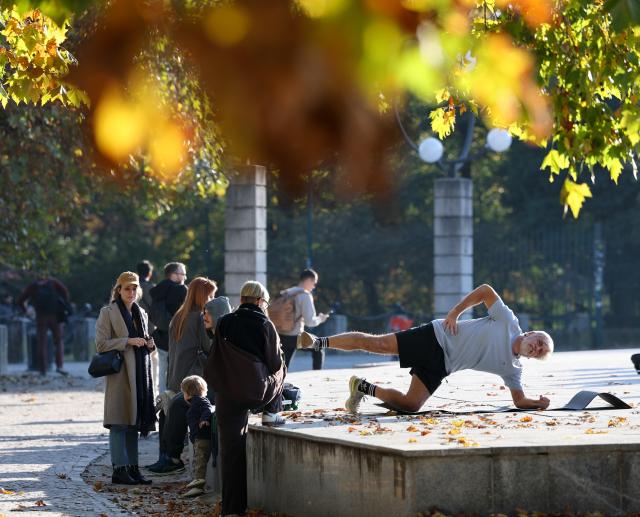 (260124) -- MILAN, Jan. 24, 2026 (Xinhua) -- People work out at Piazza Sempione in Milan, Italy, Nov. 5, 2025. The 2026 Milan-Cortina Olympic Winter Games will run from February 6 to 22. (Xinhua/Li Jing)