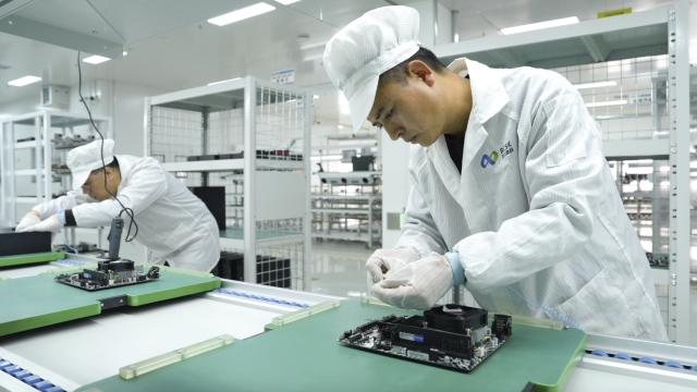 (260124) -- HOHHOT, Jan. 24, 2026 (Xinhua) -- Employees assemble computer servers at a digital technology company in Hohhot, north China's Inner Mongolia Autonomous Region, on Jan. 20, 2025. TO GO WITH "Economic Watch: Prairie wind propels green computing power development in north China" (Photo by Zhang Jiahui/Xinhua)
