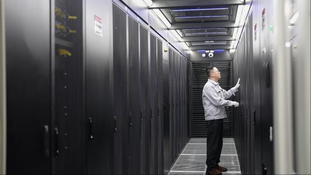 (260124) -- HOHHOT, Jan. 24, 2026 (Xinhua) -- An employee conducts maintenance at a server room of the China Mobile Hohhot Data Center in Hohhot, north China's Inner Mongolia Autonomous Region, on May 20, 2025. TO GO WITH "Economic Watch: Prairie wind propels green computing power development in north China" (Photo by Su Yali/Xinhua)