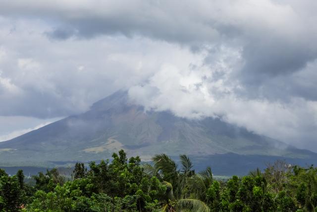 (260124) -- ALBAY PROVINCE, Jan. 24, 2026 (Xinhua) -- Mayon Volcano is seen covered in clouds in Albay Province, the Philippines, Jan. 24, 2026. TO GO WITH "Feature: A race against Mayon Volcano's fiery breath" (Xinhua/Rouelle Umali)