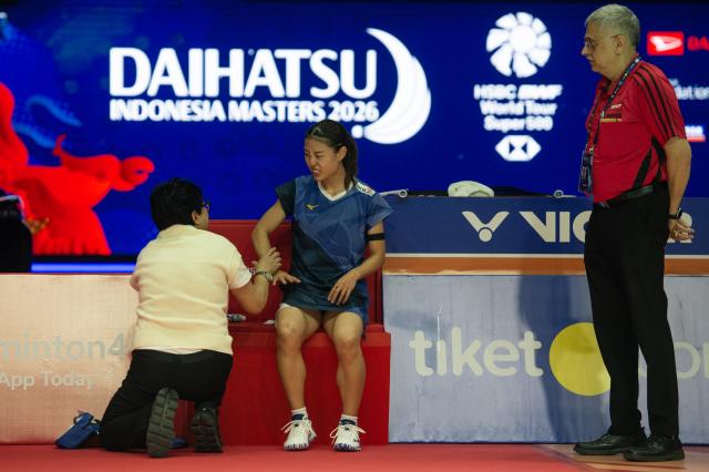 (260124) -- JAKARTA, Jan. 24, 2026 (Xinhua) -- Okuhara Nozomi of Japan gets injured during the women's singles semifinal match against Chen Yufei of China and Okuhara Nozomi of Japan at the Indonesia Masters 2026 badminton tournament in Jakarta, Indonesia, Jan. 24, 2026. (Xinhua/Veri Sanovri)