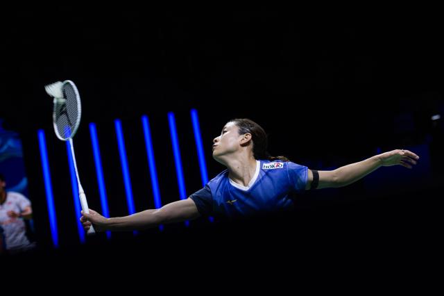 (260124) -- JAKARTA, Jan. 24, 2026 (Xinhua) -- Okuhara Nozomi of Japan returns the shuttlecock during the women's singles semifinal match against Chen Yufei of China at the Indonesia Masters 2026 badminton tournament in Jakarta, Indonesia, Jan. 24, 2026. (Xinhua/Veri Sanovri)
