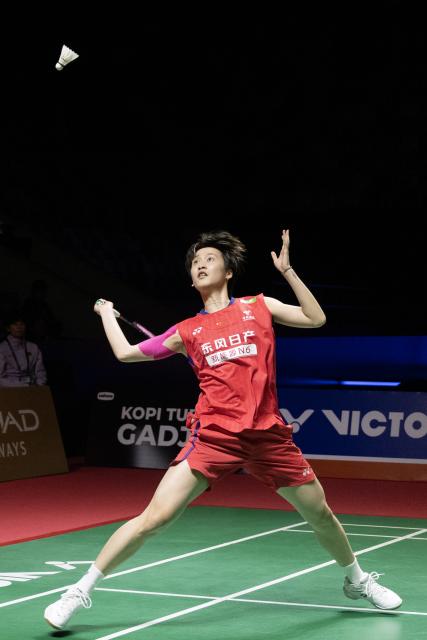 (260124) -- JAKARTA, Jan. 24, 2026 (Xinhua) -- Chen Yufei of China returns the shuttlecock during the women's singles semifinal match against Okuhara Nozomi of Japan at the Indonesia Masters 2026 badminton tournament in Jakarta, Indonesia, Jan. 24, 2026. (Xinhua/Veri Sanovri)