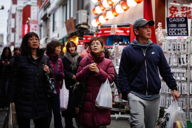 (260124) -- TOKYO, Jan. 24, 2026 (Xinhua) -- Tourists visit the vicinity of the Senso-ji Temple in Tokyo, Japan, Jan. 20, 2026. The number of visitors from the Chinese mainland to Japan plunged 45.3 percent from a year earlier in December 2025, official data showed.
   Tourists from the Chinese mainland fell to about 330,400 people in December 2025, the Japan National Tourism Organization (JNTO) said on Wednesday. (Xinhua/Jia Haocheng)
