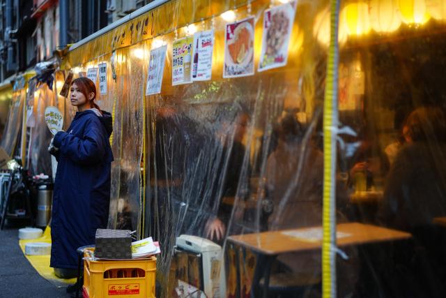 (260124) -- TOKYO, Jan. 24, 2026 (Xinhua) -- A restaurant staff member waits for customers near the Senso-ji Temple in Tokyo, Japan, Jan. 20, 2026. The number of visitors from the Chinese mainland to Japan plunged 45.3 percent from a year earlier in December 2025, official data showed.
   Tourists from the Chinese mainland fell to about 330,400 people in December 2025, the Japan National Tourism Organization (JNTO) said on Wednesday. (Xinhua/Jia Haocheng)