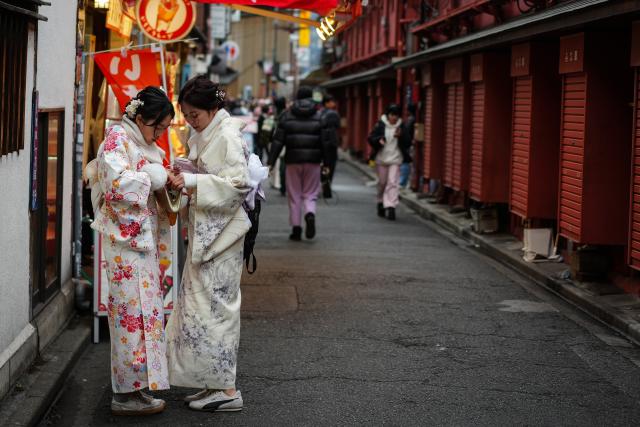 (260124) -- TOKYO, Jan. 24, 2026 (Xinhua) -- Tourists visit the vicinity of the Senso-ji Temple in Tokyo, Japan, Jan. 20, 2026. The number of visitors from the Chinese mainland to Japan plunged 45.3 percent from a year earlier in December 2025, official data showed.
   Tourists from the Chinese mainland fell to about 330,400 people in December 2025, the Japan National Tourism Organization (JNTO) said on Wednesday. (Xinhua/Jia Haocheng)