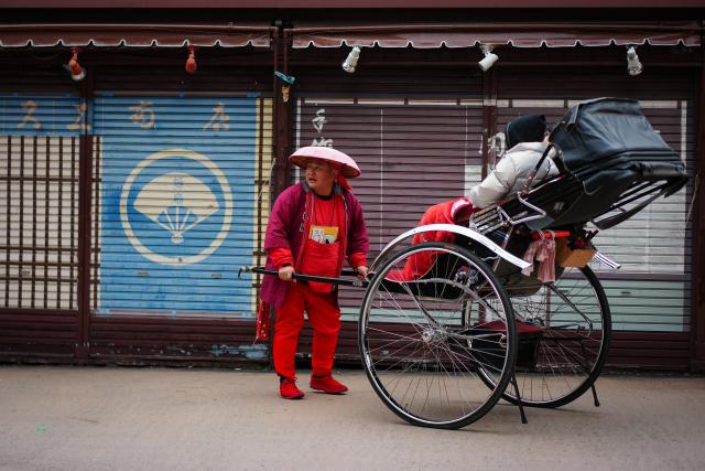 (260124) -- TOKYO, Jan. 24, 2026 (Xinhua) -- A rickshaw puller provides a guided tour for tourists in the vicinity of the Senso-ji Temple in Tokyo, Japan, Jan. 20, 2026. The number of visitors from the Chinese mainland to Japan plunged 45.3 percent from a year earlier in December 2025, official data showed.
   Tourists from the Chinese mainland fell to about 330,400 people in December 2025, the Japan National Tourism Organization (JNTO) said on Wednesday. (Xinhua/Jia Haocheng)