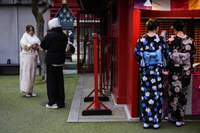 (260124) -- TOKYO, Jan. 24, 2026 (Xinhua) -- Tourists visit the vicinity of the Senso-ji Temple in Tokyo, Japan, Jan. 20, 2026. The number of visitors from the Chinese mainland to Japan plunged 45.3 percent from a year earlier in December 2025, official data showed.
   Tourists from the Chinese mainland fell to about 330,400 people in December 2025, the Japan National Tourism Organization (JNTO) said on Wednesday. (Xinhua/Jia Haocheng)